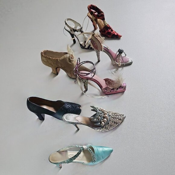 Collection Of 8 Miniature Collectible Shoe Figurines - Picture 5 of 9